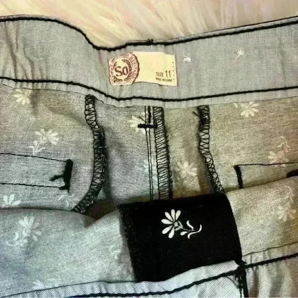 SO Ditsy Daisy Floral Shorts - Picture 3 of 4